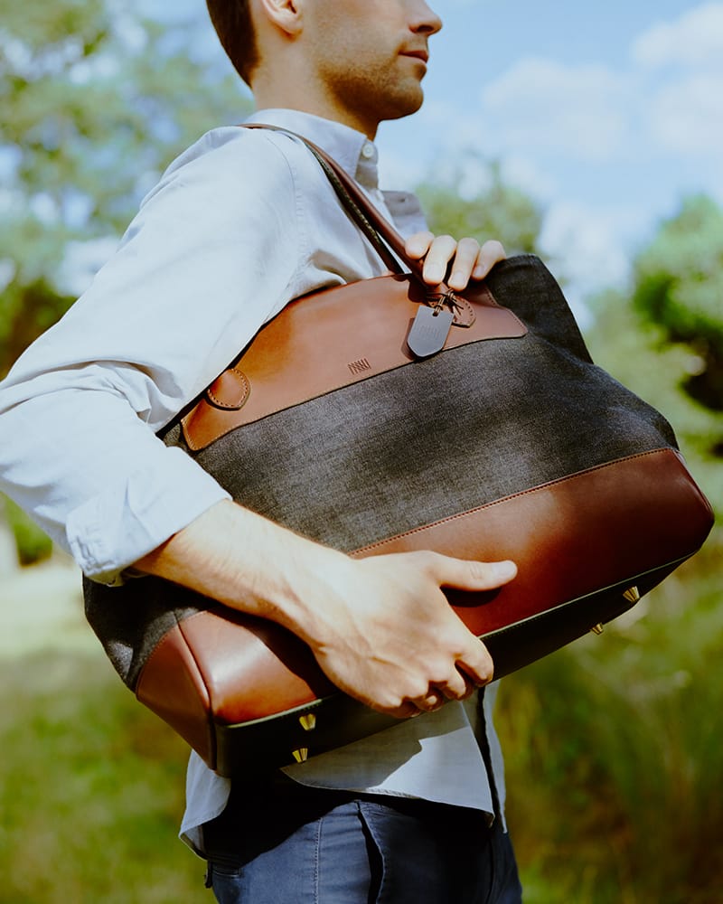 minako-tsuda-modelo-con-bolso-agarrado